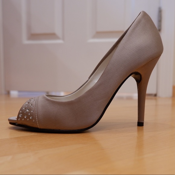 Caparros Peep Toe Pumps - Picture 3 of 11
